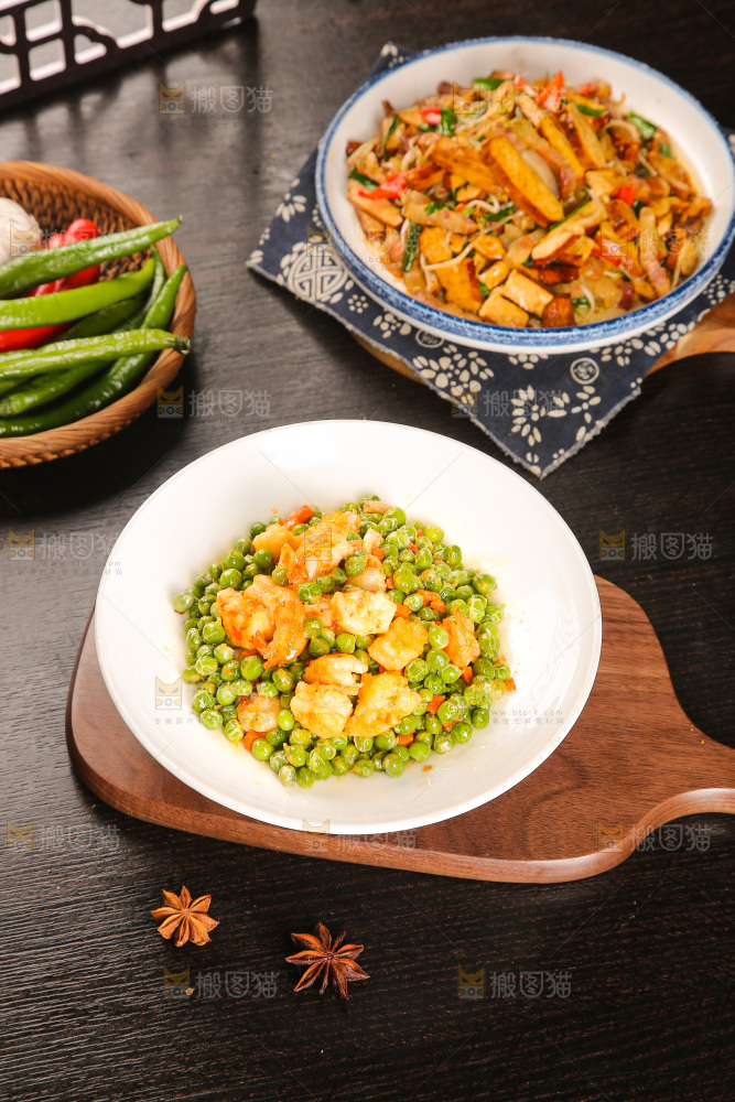 盘子里的豌豆炒虾仁