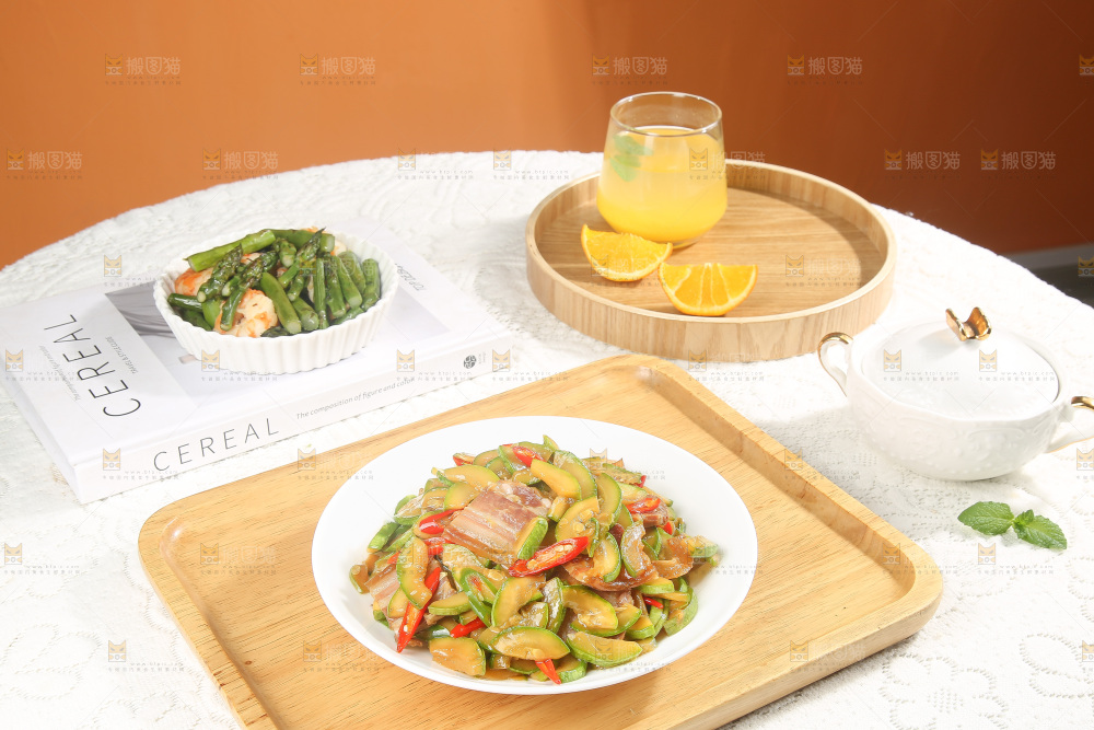盘子里的西葫芦炒肉