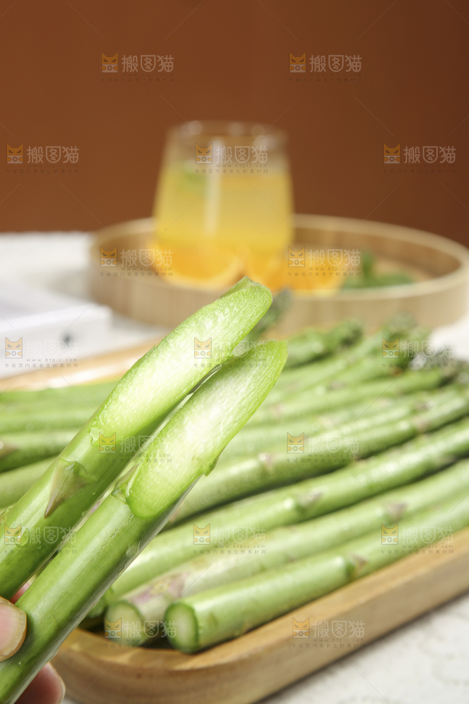 浅底上的青芦笋