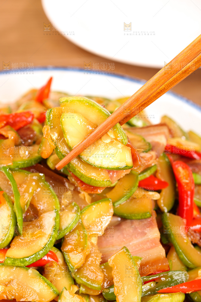 盘子里的西葫芦炒肉