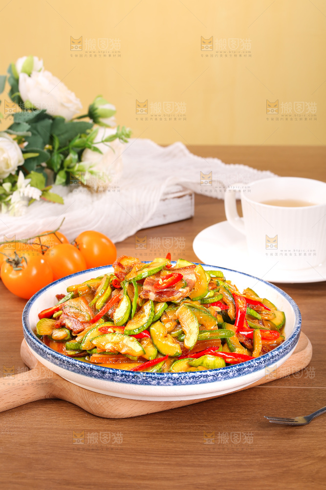 盘子里的西葫芦炒肉