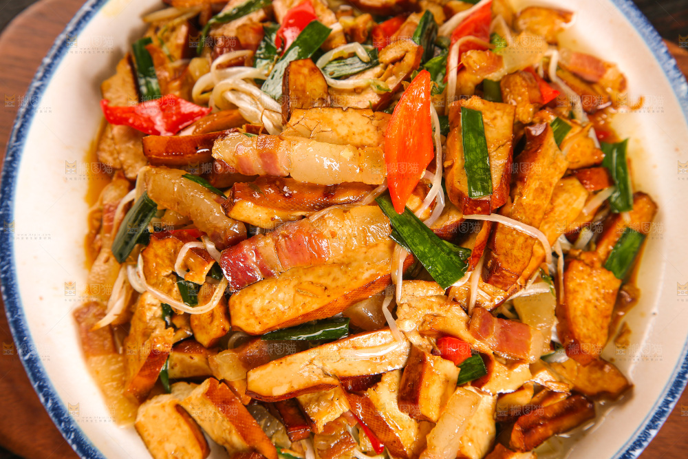 盘子里的炒豆干