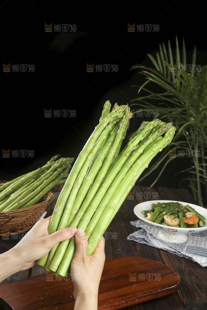 深底上的芦笋