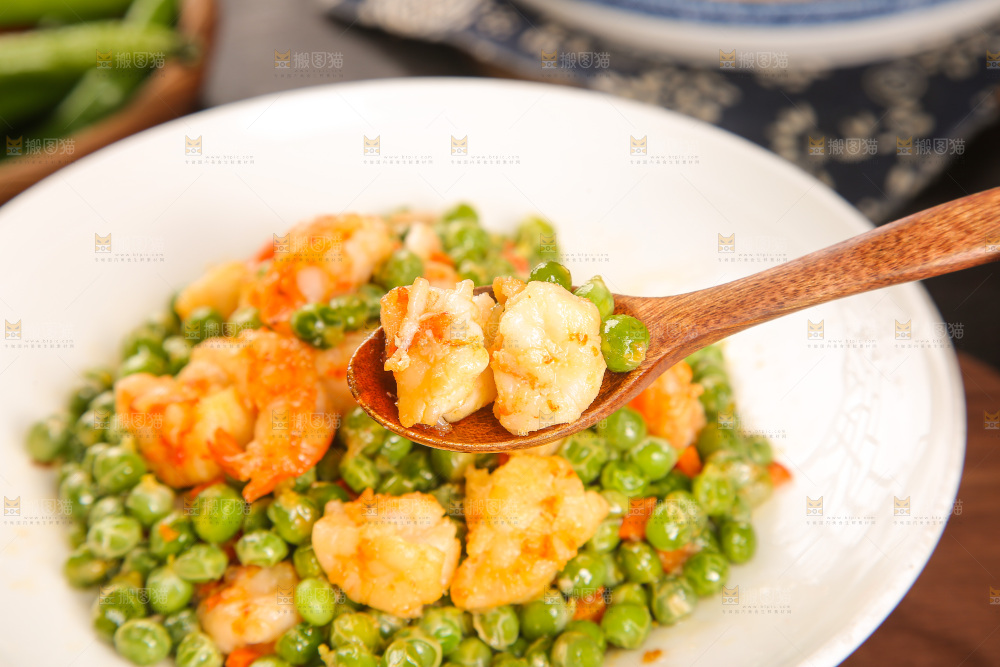 盘子里的豌豆炒虾仁
