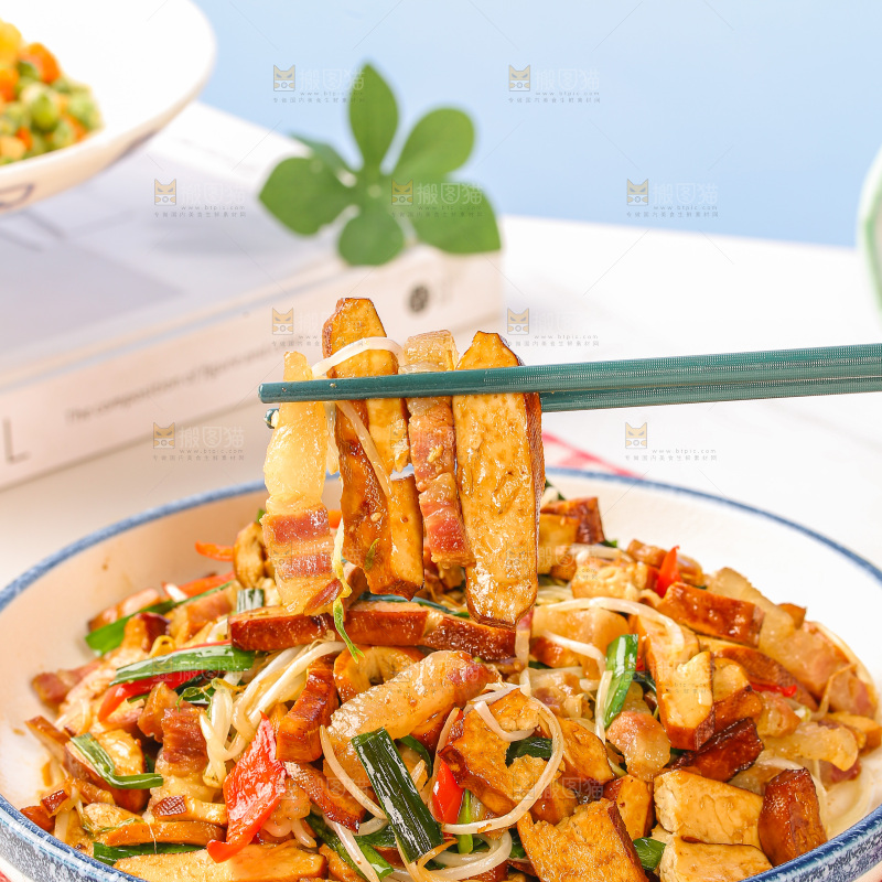 盘子里的炒豆干