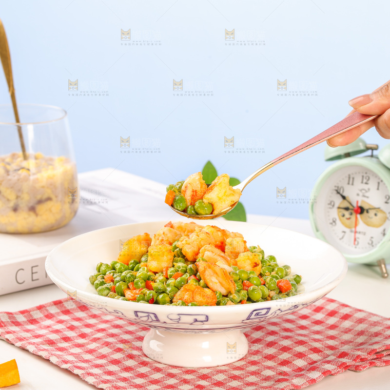 盘子里的豌豆炒虾仁