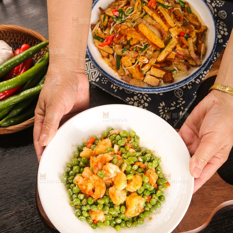盘子里的豌豆炒虾仁
