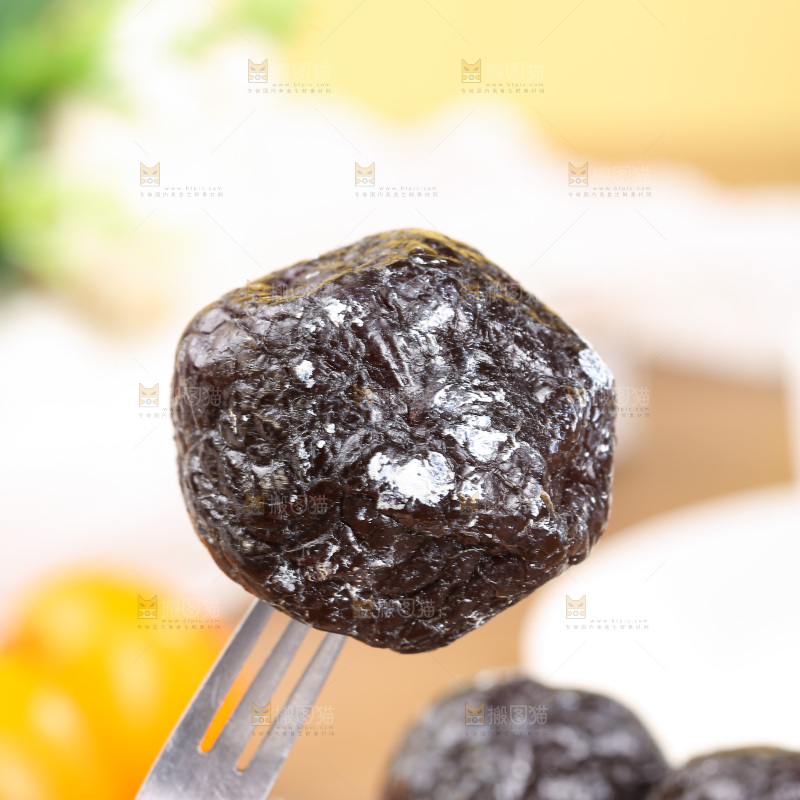 木底上的乌梅干