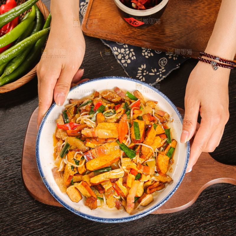 盘子里的炒豆干
