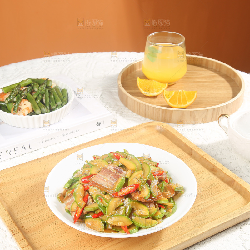 盘子里的西葫芦炒肉