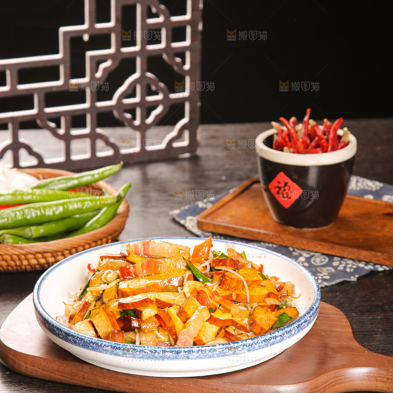 盘子里的炒豆干