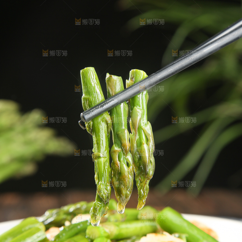 盘子里的芦笋炒虾