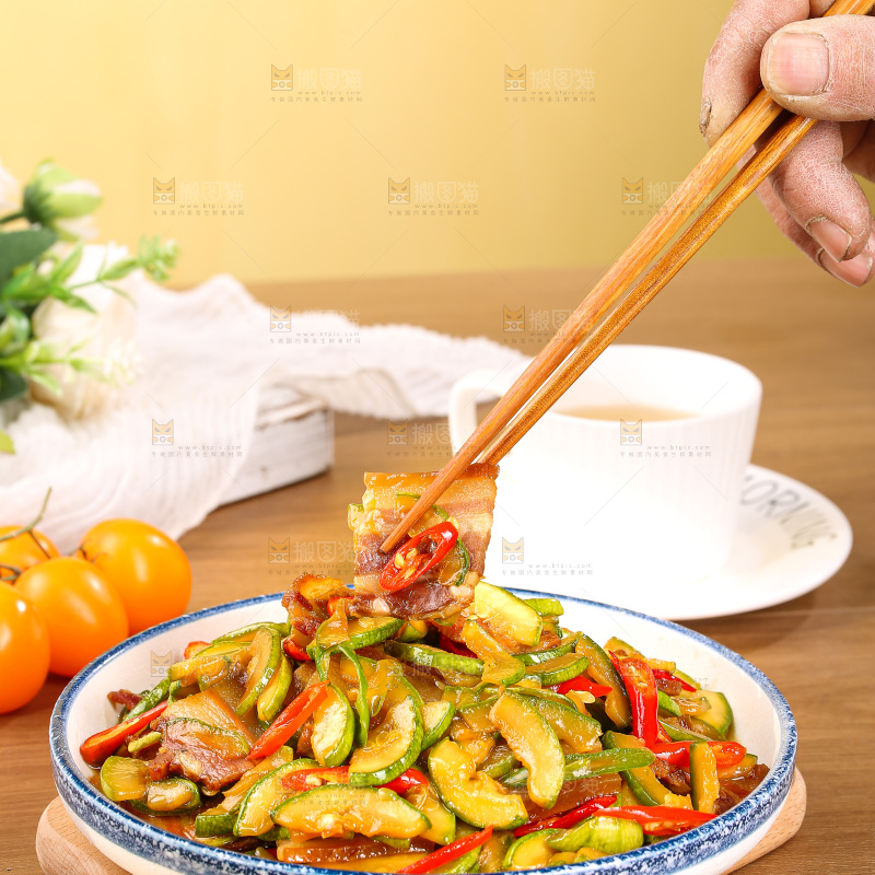 盘子里的西葫芦炒肉
