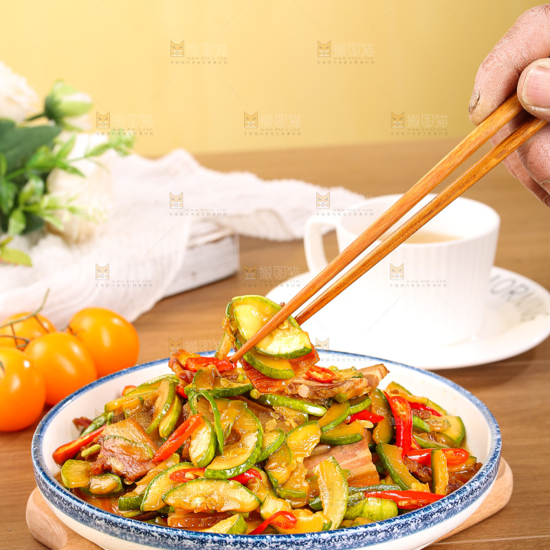 盘子里的西葫芦炒肉