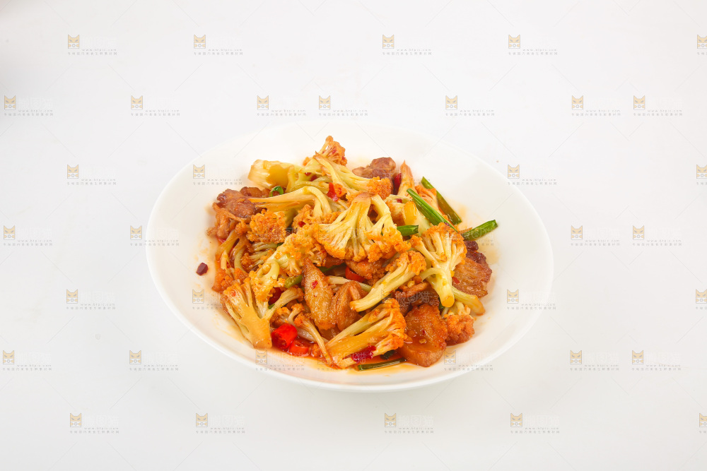 盘子里的花菜炒肉