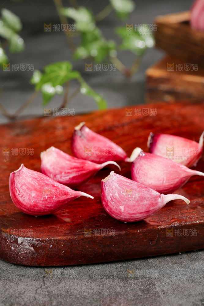 深底上的紫皮大蒜