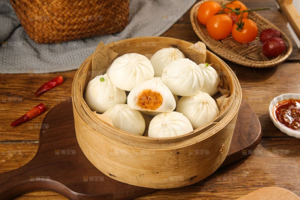 木底上的发面小笼包