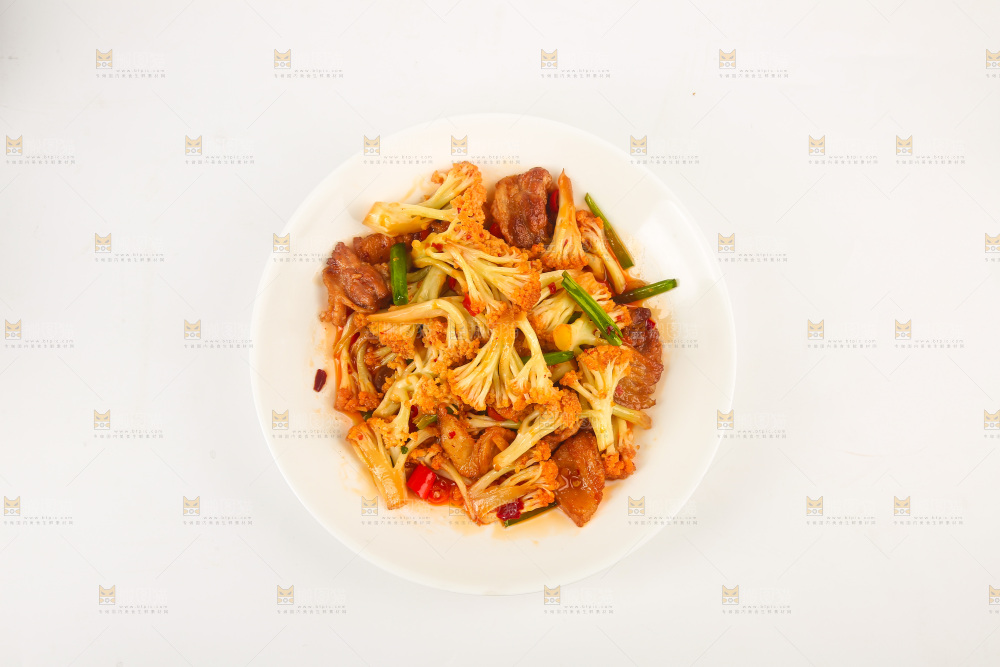 盘子里的花菜炒肉