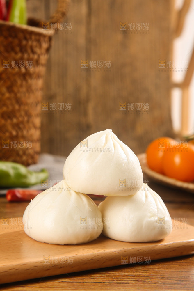 木底上的发面小笼包