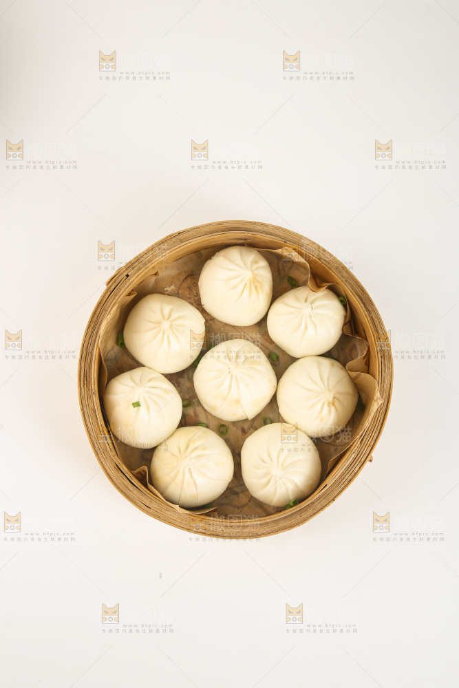 白底上的发面小笼包