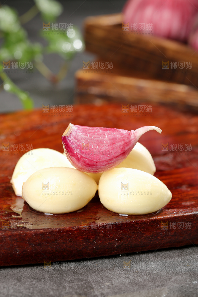 深底上的紫皮大蒜