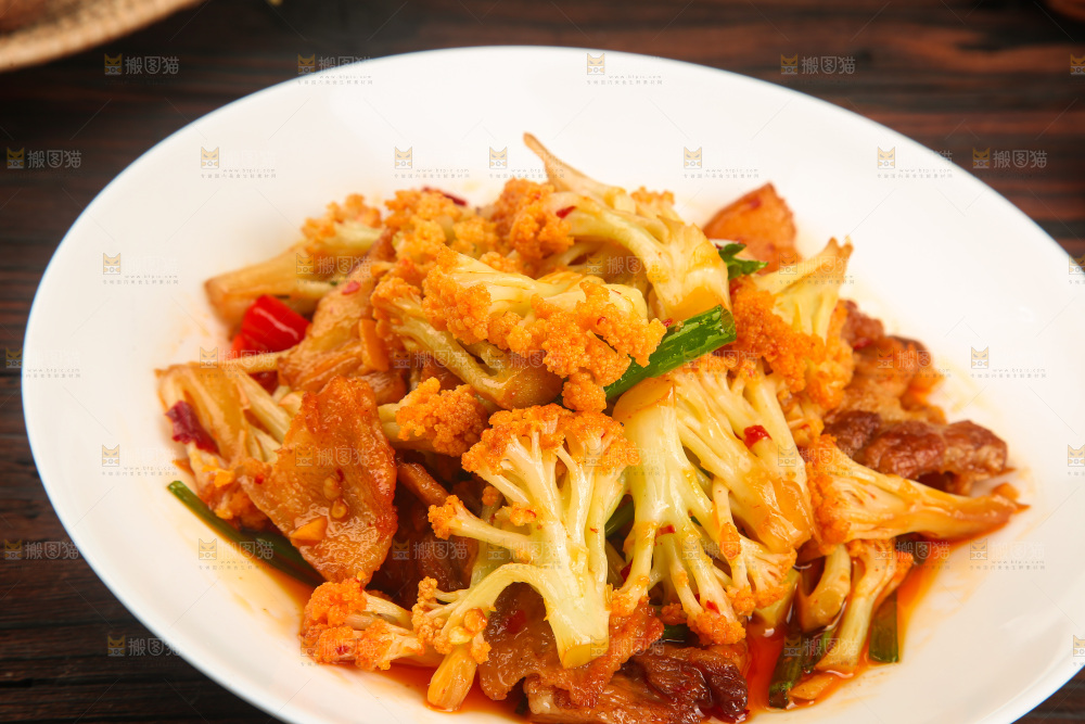 盘子里的花菜炒肉