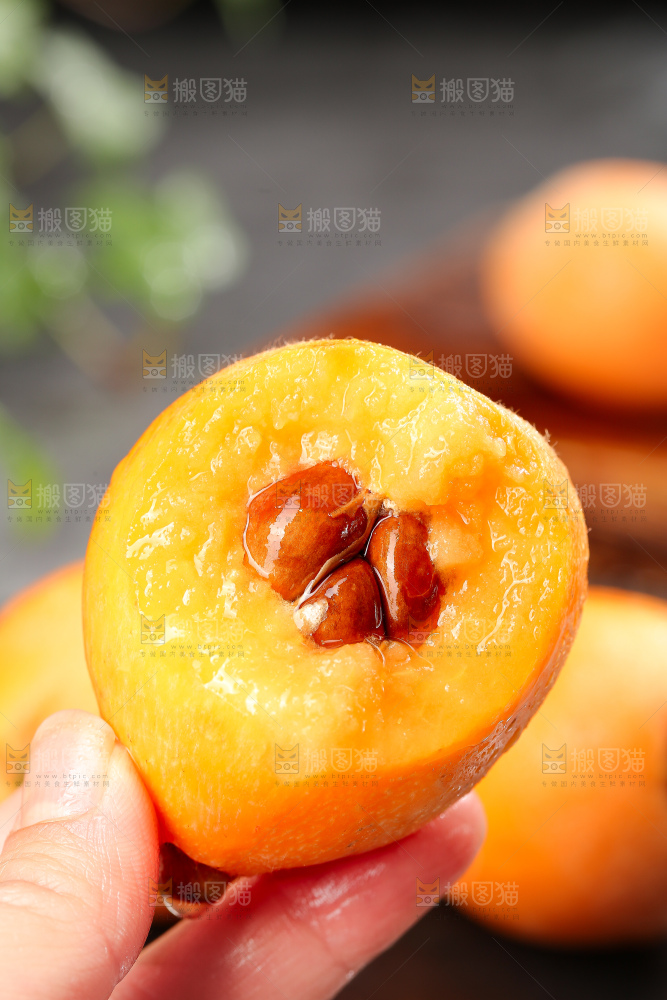 深底上的枇杷