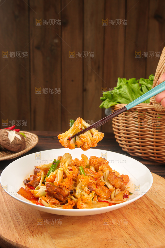 盘子里的花菜炒肉