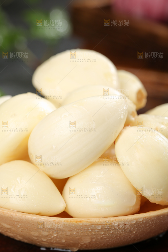 深底上的紫皮大蒜