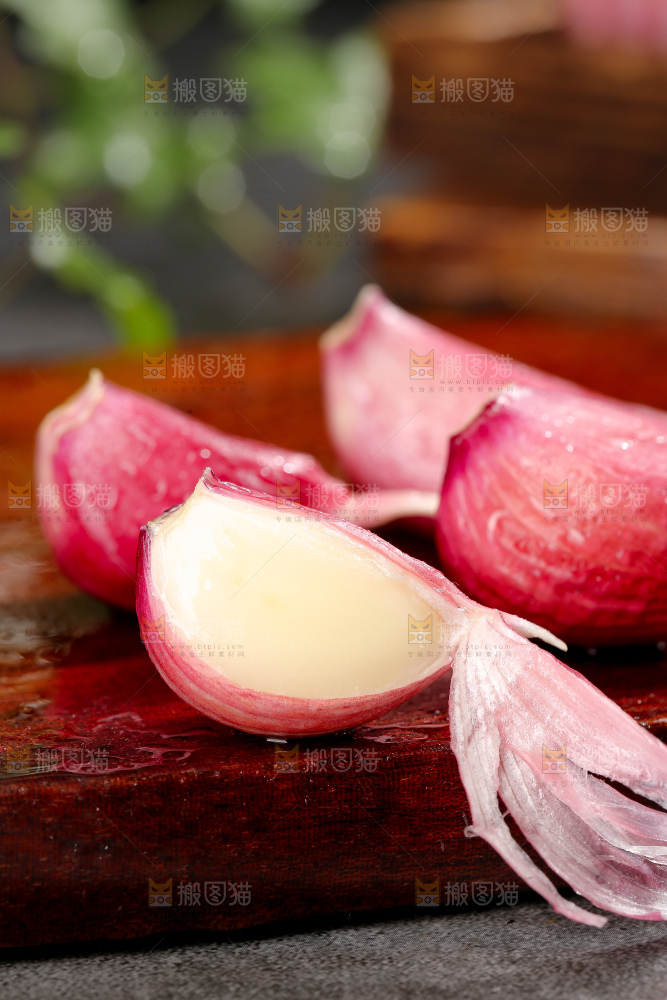深底上的紫皮大蒜