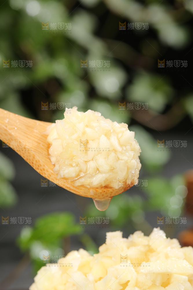 深底上的紫皮大蒜