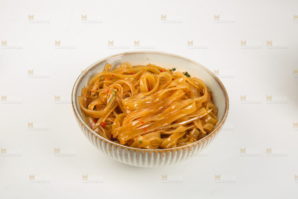 盘子里的凉拌宽粉