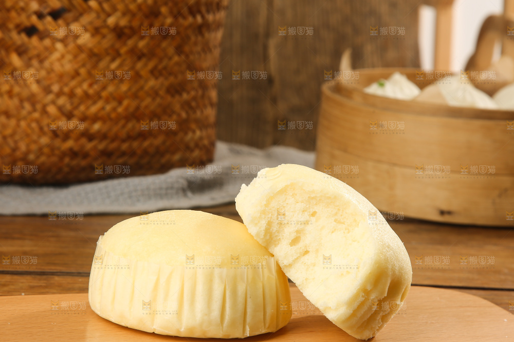 木底上的蒸蛋糕