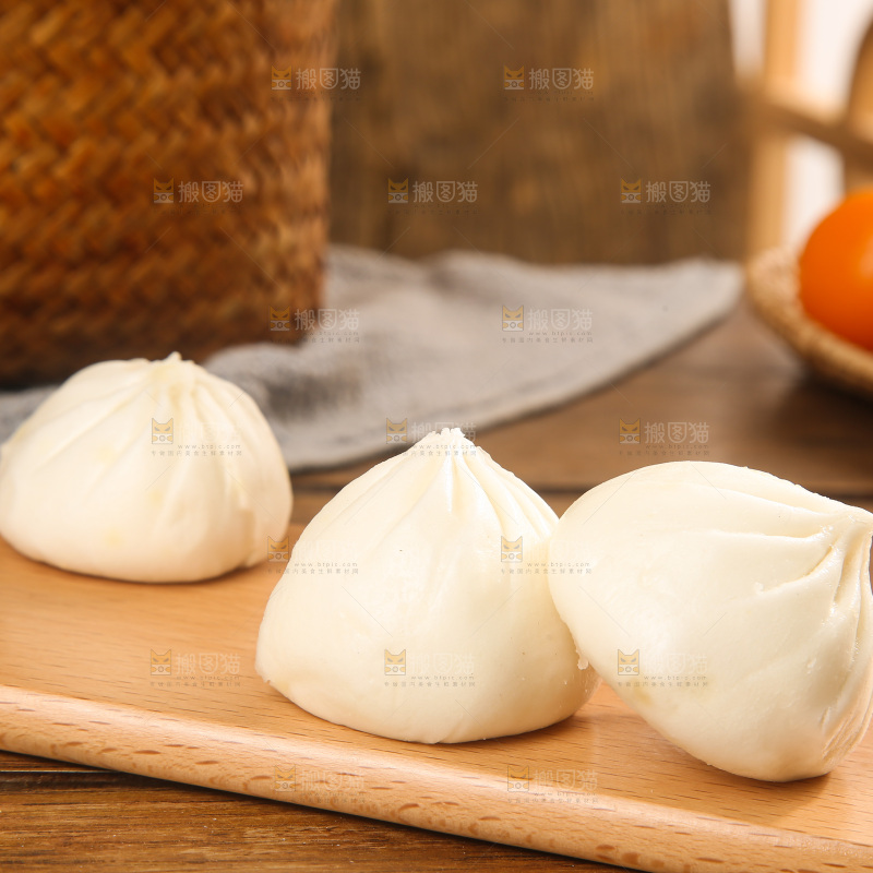 木底上的发面小笼包