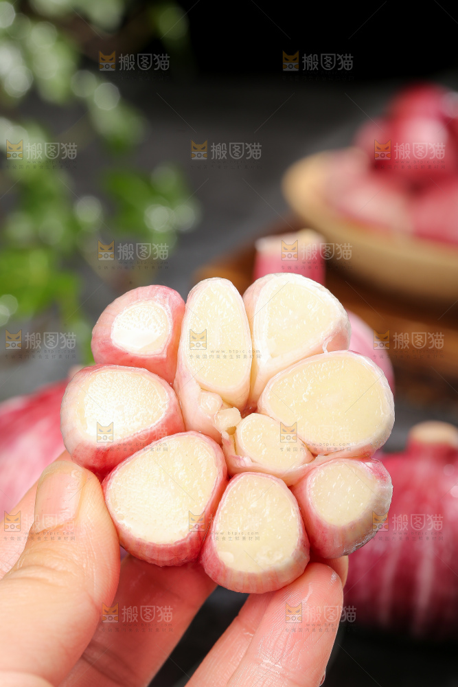 深底上的紫皮大蒜