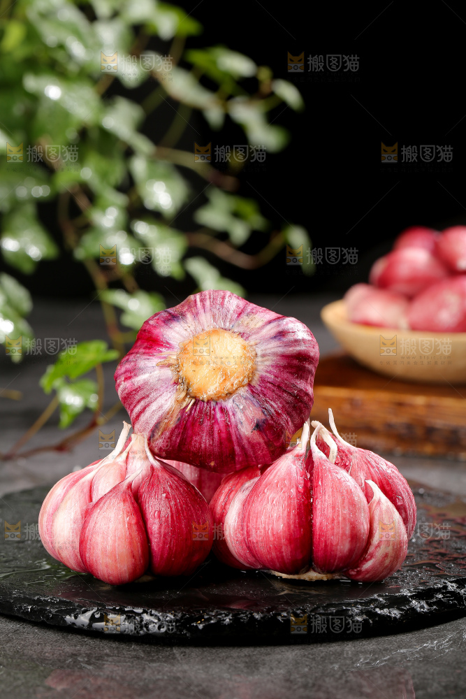 深底上的紫皮大蒜