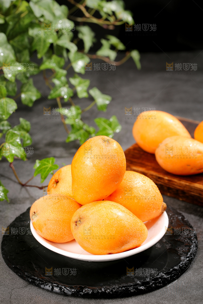 深底上的枇杷