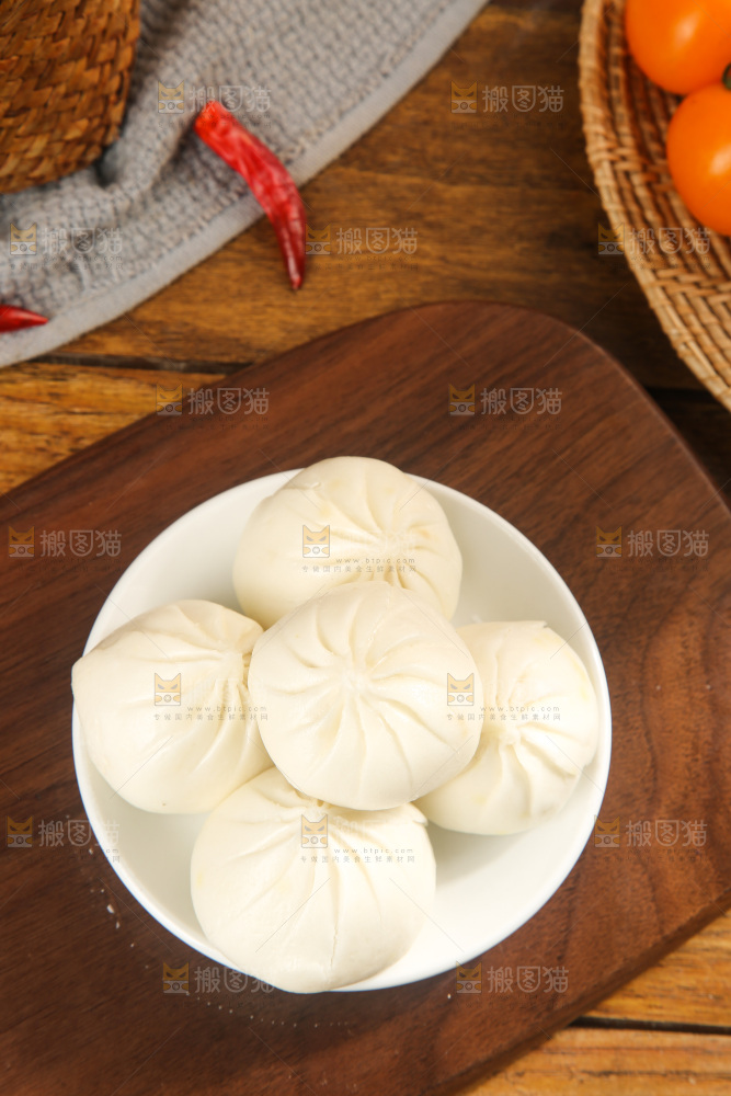 木底上的发面小笼包