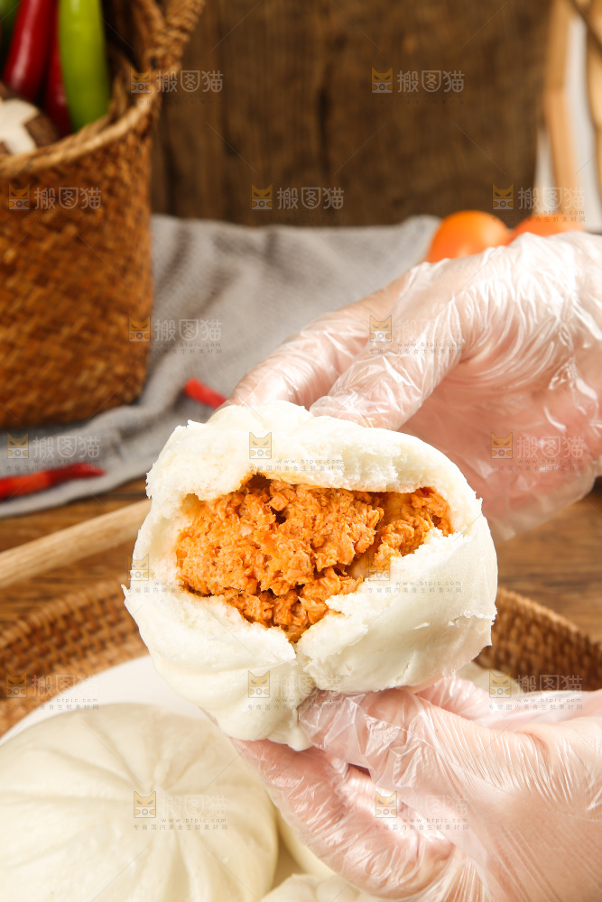 木底上的鲜肉包子