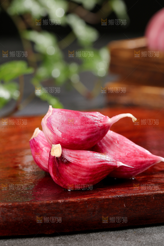 深底上的紫皮大蒜