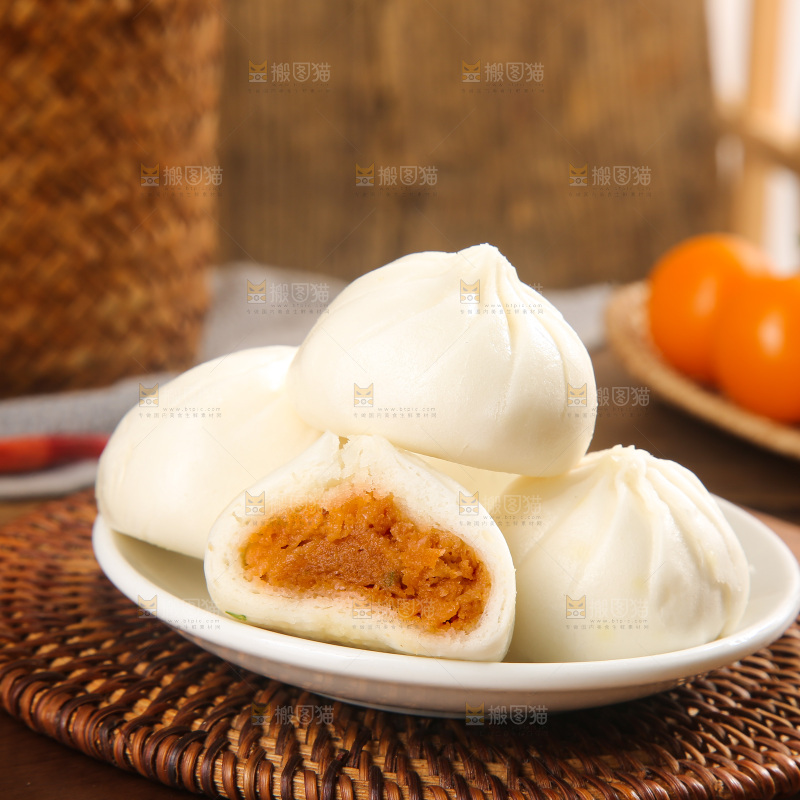 木底上的发面小笼包