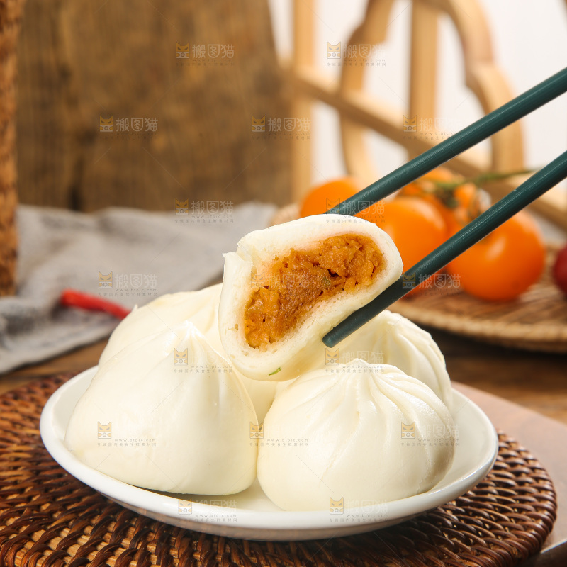 木底上的发面小笼包