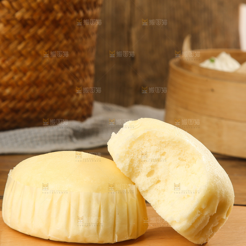 木底上的蒸蛋糕