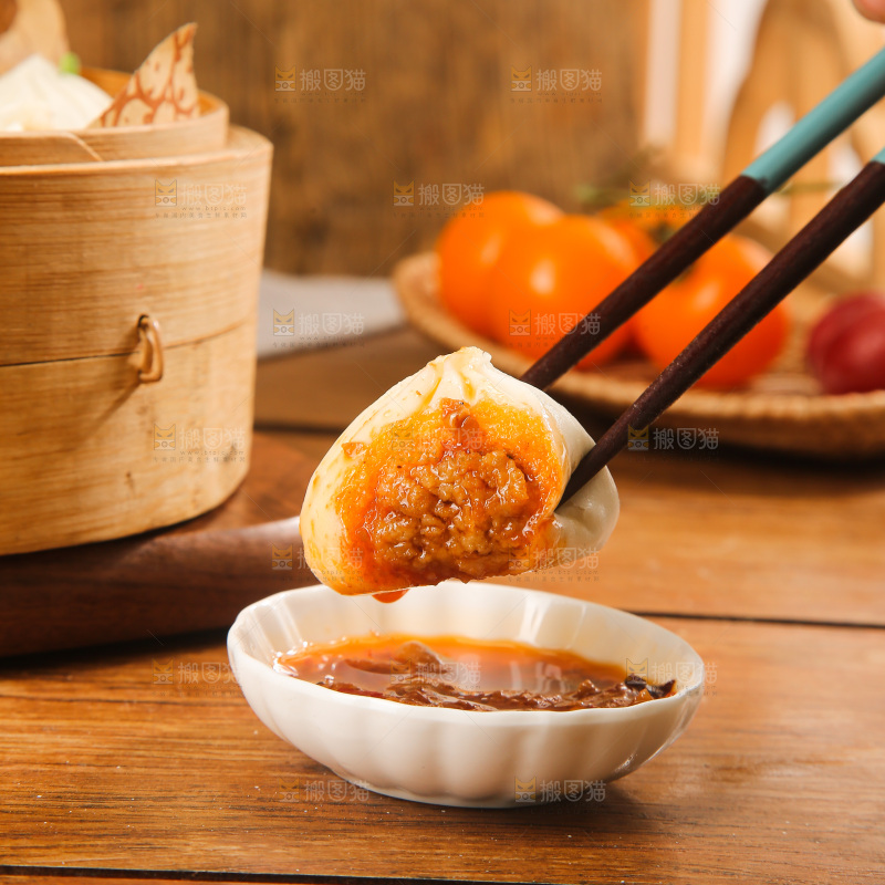 木底上的发面小笼包