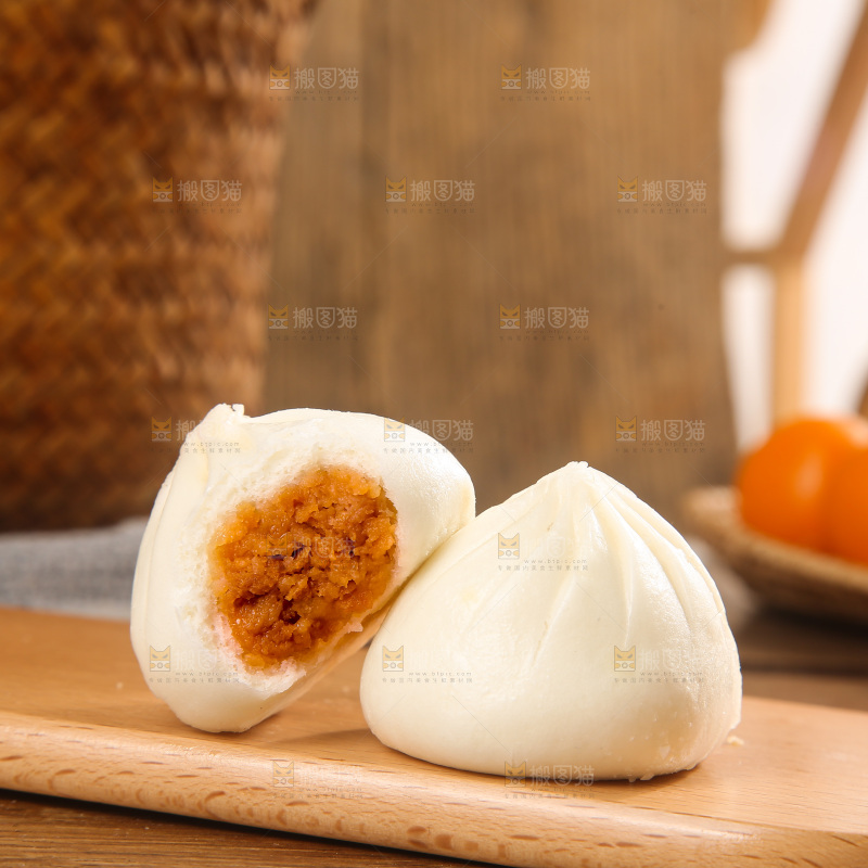 木底上的发面小笼包