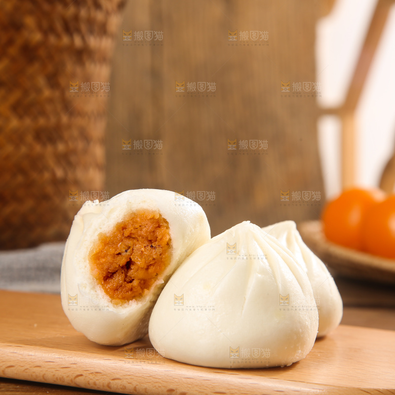 木底上的发面小笼包