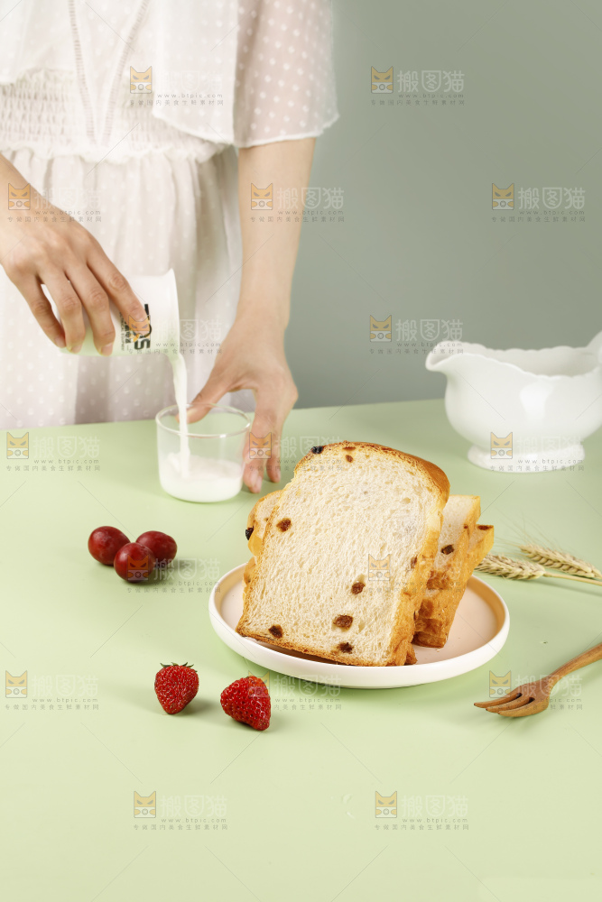浅底上的葡萄干吐司