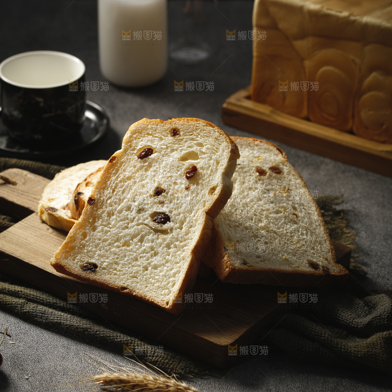 深底上的蔓越莓吐司