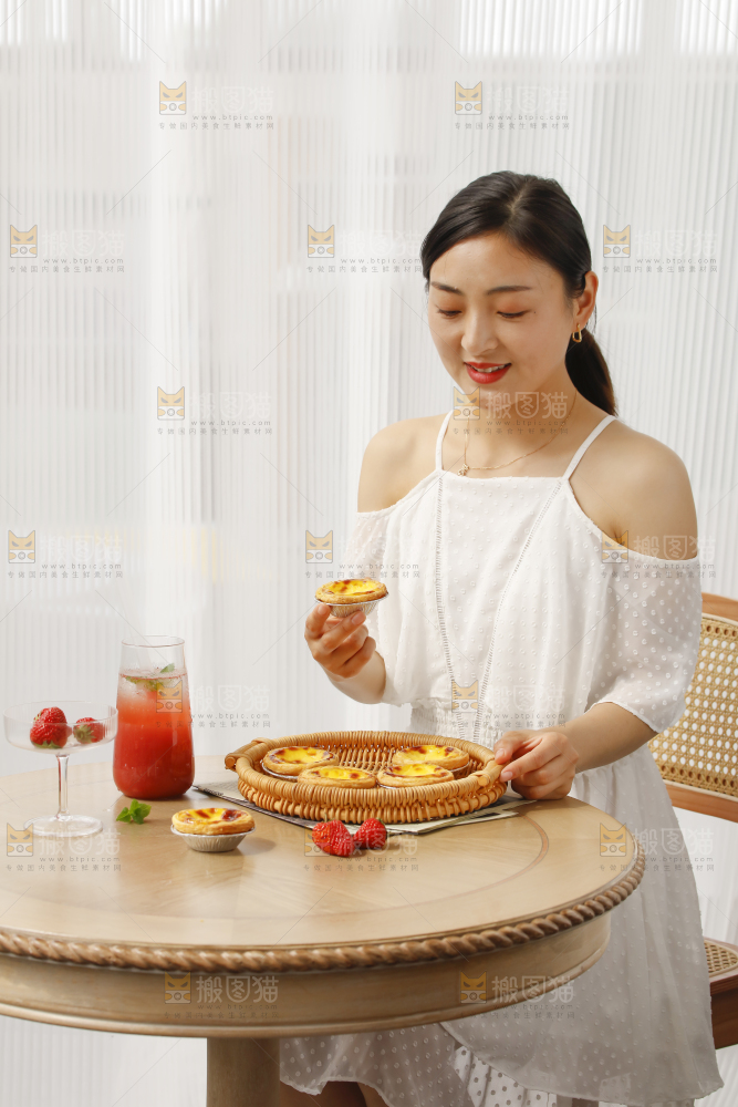 桌子上的葡式蛋挞
