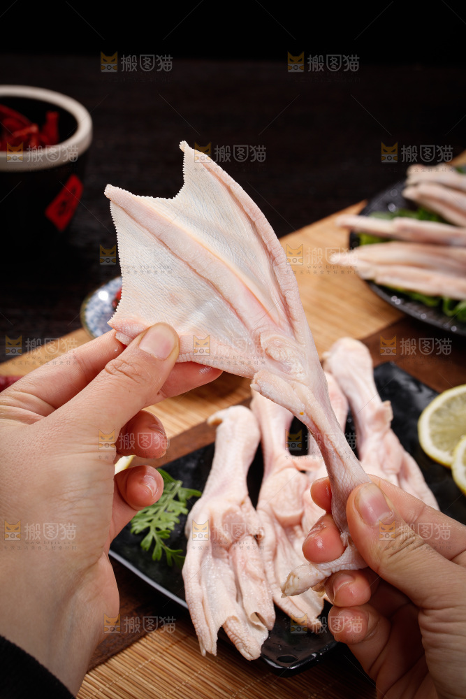 深底上的新鲜鸭掌